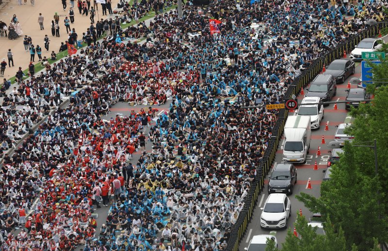 [서울=뉴시스] 조성우 기자 = 21일 오후 서울 종로구 서십자각터 앞에서 민주노총과 한국노총 산하 공공부문 노동조합으로 구성된 양대노총이 공공노동자 총력투쟁 결의대회를 열고 공공기관 운영 민주화와 공공노동자의 노동기본권 보장을 촉구하고 있다. 2025.06.21. xconfind@newsis.com