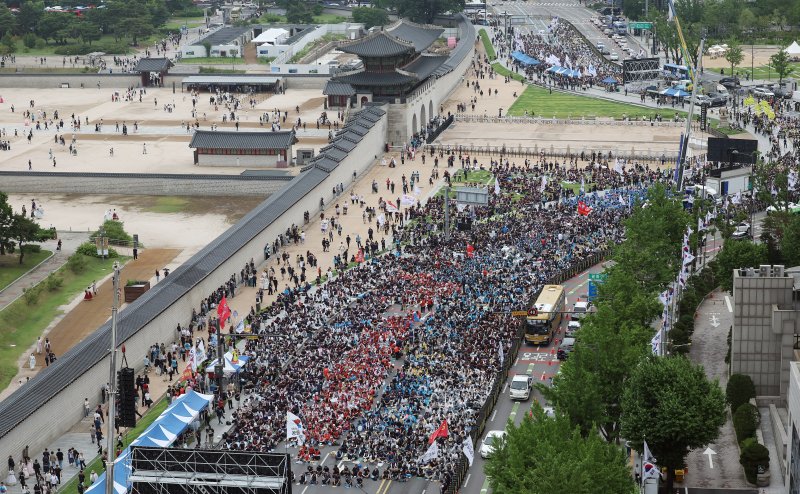 [서울=뉴시스] 조성우 기자 = 21일 오후 서울 종로구 서십자각터 앞에서 민주노총과 한국노총 산하 공공부문 노동조합으로 구성된 양대노총이 공공노동자 총력투쟁 결의대회를 열고 공공기관 운영 민주화와 공공노동자의 노동기본권 보장을 촉구하고 있다. 2025.06.21. xconfind@newsis.com