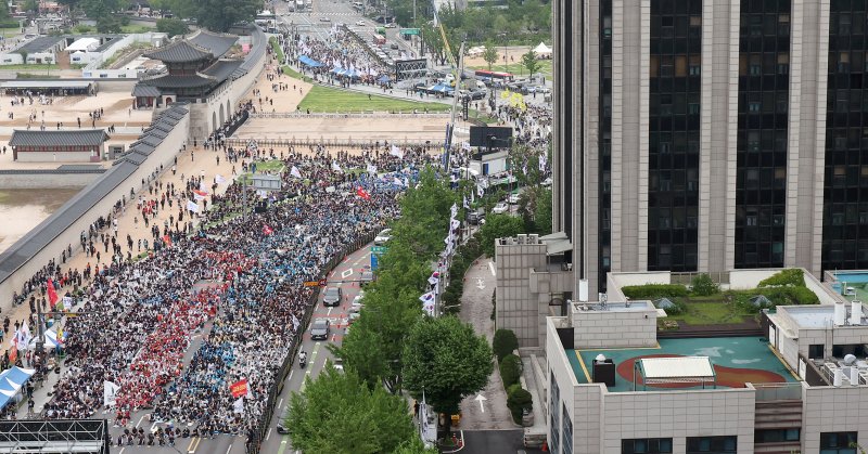 [서울=뉴시스] 조성우 기자 = 21일 오후 서울 종로구 서십자각터 앞에서 민주노총과 한국노총 산하 공공부문 노동조합으로 구성된 양대노총이 공공노동자 총력투쟁 결의대회를 열고 공공기관 운영 민주화와 공공노동자의 노동기본권 보장을 촉구하고 있다. 2025.06.21. xconfind@newsis.com
