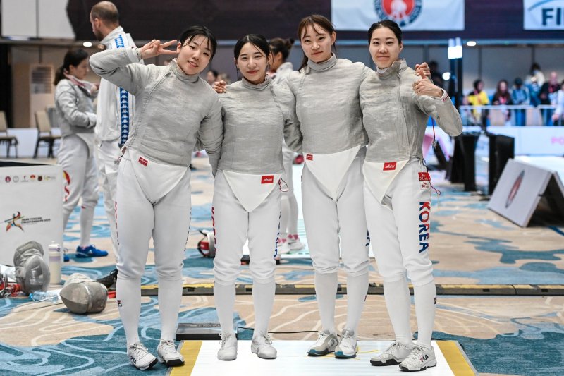 [서울=뉴시스] 2025 아시아펜싱선수권우리 카지노 여자 사브르 단체전에서 은메달을 획득한 한국 여자 사브르 대표팀. (사진=국제펜싱협회 연맹 SNS 캡처) *재판매 및 DB 금지