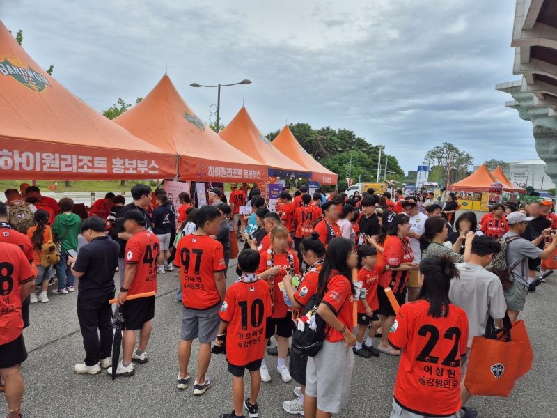 강원FC와 대구FC의 프로축구 K리그1 20라운드 경기가 열린 21일 콤프카지노종합운동장이 홈팀인 강원FC 팬들로 북적이고 있다. 2025.6.21/뉴스1
