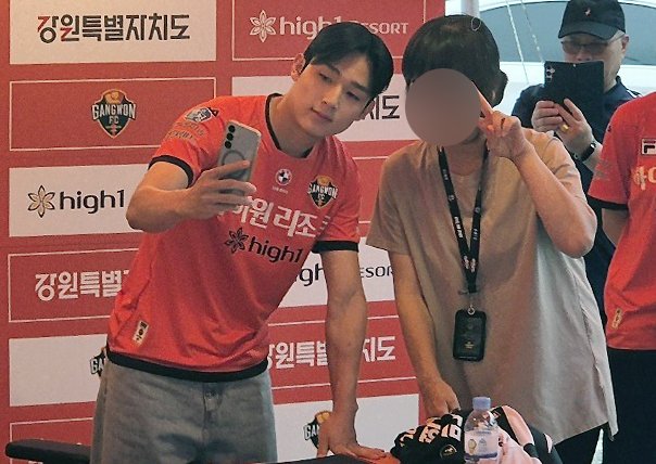 21일 강원FC와 대구FC의 프로축구 K리그1 20라운드 경기가 열린 콤프카지노종합운동장을 찾은 잉글랜드 프리미어리그 토트넘 홋스퍼 양민혁이 친정팀 팬들과 소통의 시간을 갖고 있다. 2025.6.21/뉴스1 ⓒ News1 윤왕근 기자