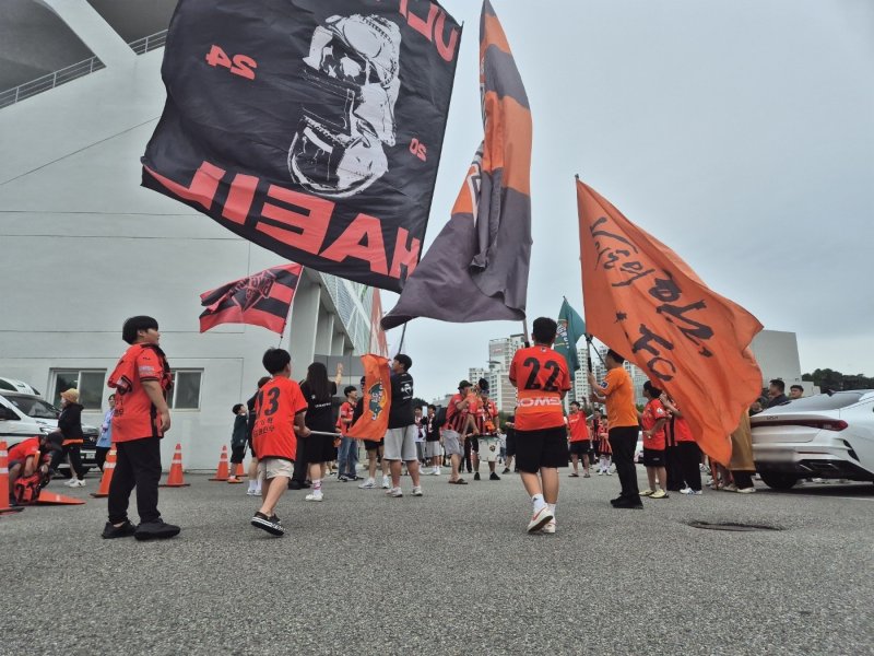 강원FC와 대구FC의 프로축구 K리그1 20라운드 경기가 열린 21일 콤프카지노종합운동장이 홈팀인 강원FC 팬들로 북적이고 있다. 2025.6.21/뉴스1