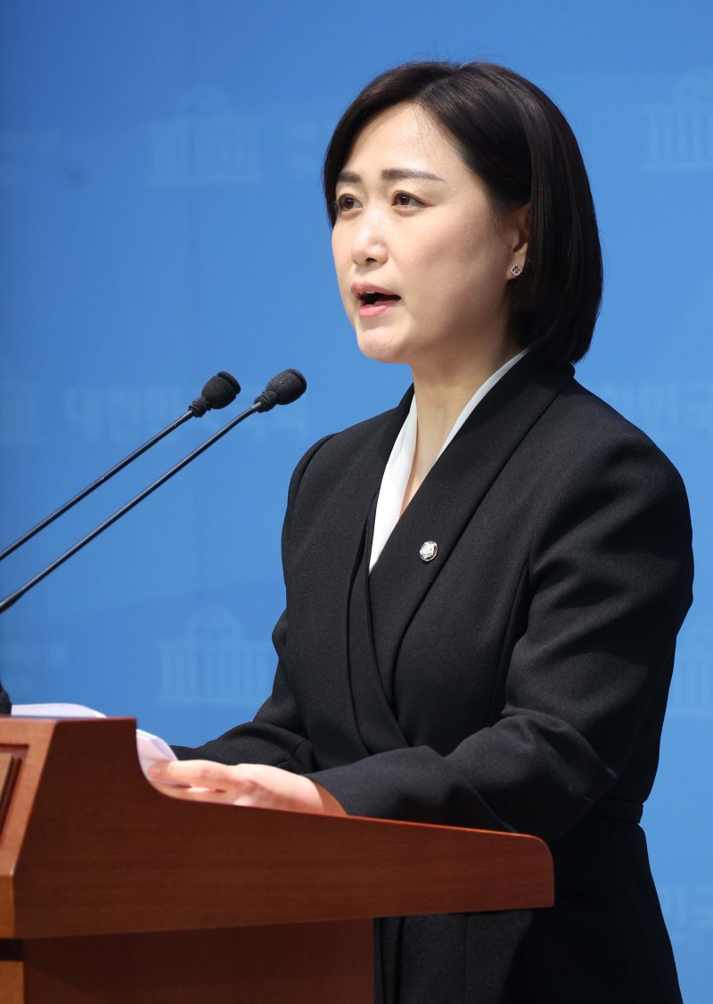 [서울=뉴시스] 조성봉 기자= 백승아 더불어민주당 의원이 16일 오전 서울 여의도 국회 소통관에서 열린 '안전한 학교 만들기 대책과 하늘이법 입법방향에 대한 기자회견'에서 발언을 하고 있다. 2025.02.16. suncho21@newsis.com