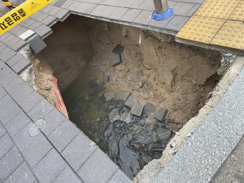 [남원=뉴시스] 21일 오후 6시12분께 전북 남원시 도통동의 한 횡단보도 앞 인도에서 레고토토이 발생했다. 사진은 레고토토이 발생해 폴리스라인이 쳐진 인도. (사진=전북특별자치도소방본부 제공) 2025.06.21. photo@newsis.com *재판매 및 DB 금지