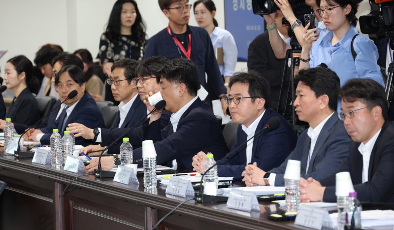 [서울=뉴시스] 김명원 기자 = 20일 서울 종로구 스피드 바카라 사이트기획위원회에서 열린 정치행정분과 검찰청 업무보고에 참석해 대검찰청 관계자들이 긴장한 모습을 보이고 있다. (공동취재) 2025.06.20. photo@newsis.com
