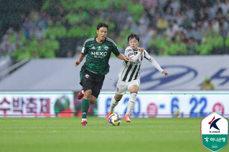 [오즈카지노=뉴시스] 프로축구 K리그1 전북 현대의 홍정호, FC오즈카지노의 정승원. (사진=한국프로축구연맹 제공)