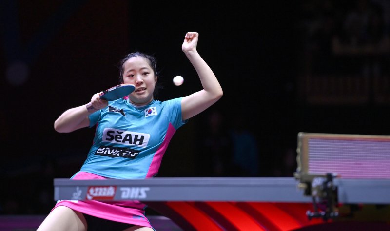 [도하(카타르)=뉴시스] 사진공동취재단 = 신유빈이 22일(현지 시간) 카타르 도하 루사일 아레나에서 열린 2025 국제탁구연맹(ITTF) 세계선수권대회 여자단식 16강 중국 쑨잉사와 경기를 펼치고 있다. 2025.05.23. photo@newsis.com