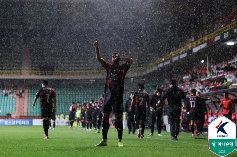 포항 스틸러스가 제주SK를 2-1로 따돌렸다.(한국프로축구연맹 제공)