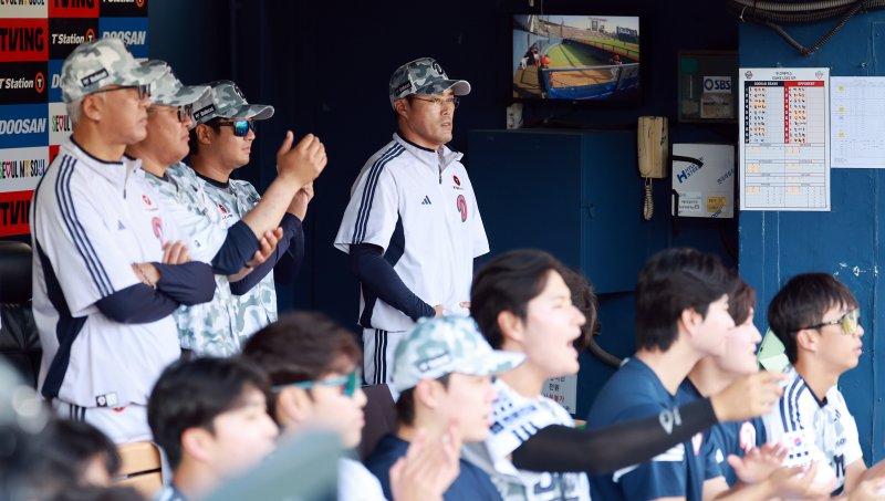 조성환 샌즈 카지노 사이트 베어스 감독대행과 선수단. 2025.6.3/뉴스1 ⓒ News1 김진환 기자