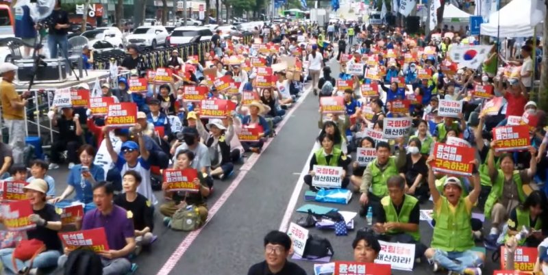 21일 오후 4시 서울 서초구 지하철 2호선 교대역 인근에서 인기있는바카라사이트단체 촛불행동이 '내란청산 사회대개혁 제145차 촛불대행진' 집회를 열었다.(유튜브 채널 '촛불행동TV' 갈무리)