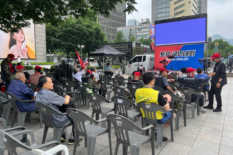 21일 오후 2시쯤 자유통일당이 개최한 '주사파 척결 국민대회'에 참가한 이들이 의자에 앉아 있다. 2025.6.21/인기있는바카라사이트1 심서현 기자