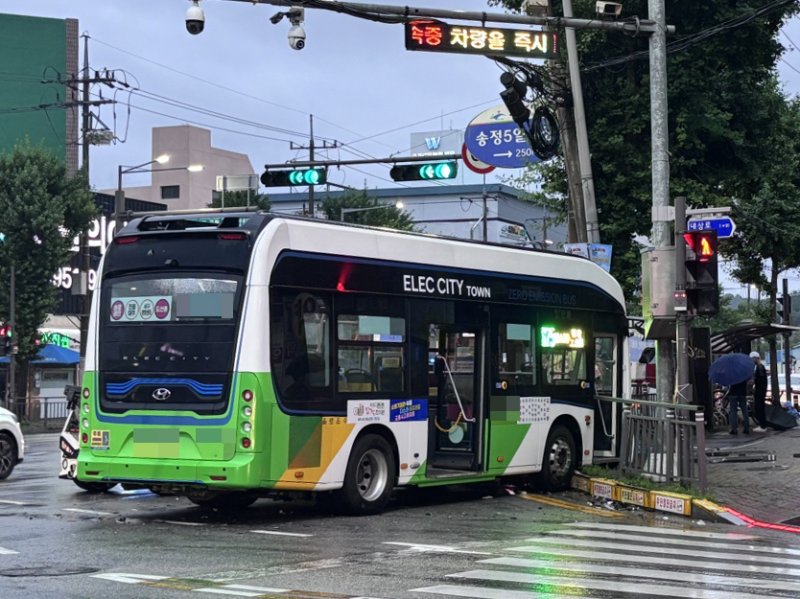 [광주=뉴시스] 21일 오후 6시50분께 광주 광산구 송정동 영광통사거리에서 베트남 국적 20대 남성이 몰던 승용차가 시내메리트카지노를 들이받아 70대 메리트카지노기사가 부상을 입었다. (사진 = 독자 제공) 2025.06.21. photo@newsis.com