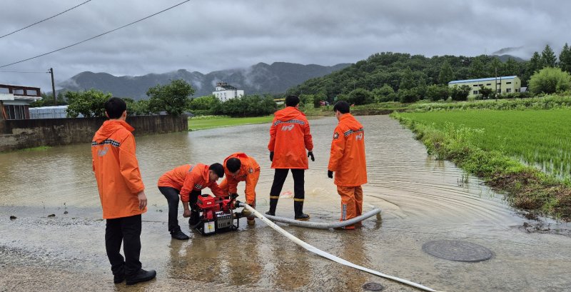 21일 오전 9시쯤 전남 담양군 창평면 한 마을에서 하천이 범람해 소방당국이 안전조치를 하고 있다. (전남소방 제공. 재판매 및 DB 금지) 2025.6.21/뉴스1