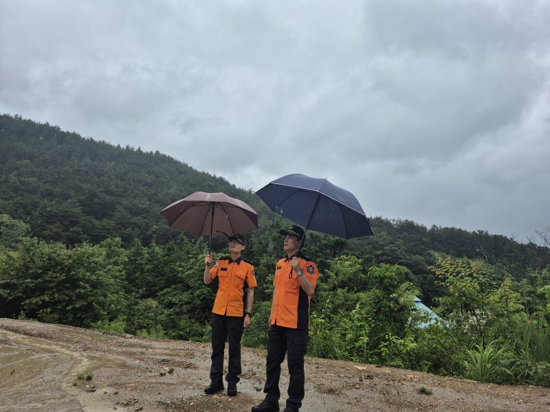 최용철 전남소방본부장이 21일 화순군 한천면 태양광 시설을 찾아 산사태 등 집중호우 피해 우려 지역에 대한 현장 확인을 하고 있다. 전남소방은 전날부터 비상1단계를 가동해 관서장 중심으로 집중호우 피해 우려 지역 685개소에 대한 확인과 순찰 활동을 하고 있다. (전남소방제공. 재판매 및 DB 금지) 2025.6.21/뉴스1