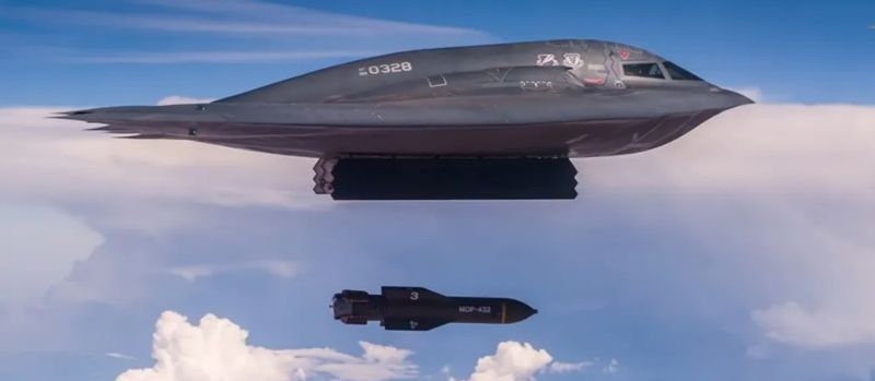미 공군의 B-2 스피릿 스텔스 폭격기. 초대형 벙커버스터 GBU-57을 시험 투하하고 있다. 미 공군의 3대 폭격기 중 가장 최신형 모델로, 전익 형상으로 설계되었다. 최첨단 천체 추적 위치 기반 시스템을 탑재하고 있어 GPS가 없는 환경에서도 자율 항법과 목표에 대한 초정밀 타격이 가능하다. 미공군 홈페이지 캡처