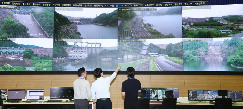 전국에 크랩스 비가 예보된 가운데 20일 대전 대덕구 한국수자원공사 물관리종합상황실에서 직원들이 호우대비 모니터링을 하고 있다. 2025.6.20/뉴스1 ⓒ News1 김기태 기자