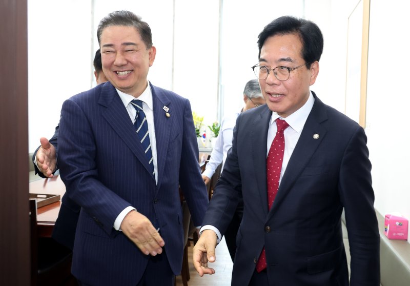 [서울=뉴시스] 조성봉 기자= 김병기 더불어민주당 당대표 직무대행 겸 원내대표가 18일 오후 서울 여의도 국회 민주당 원내대표실에서 티파니카지노안 관련 논의를 마친 송언석 국민의힘 원내대표를 배웅하고 있다. 2025.06.18. suncho21@newsis.com