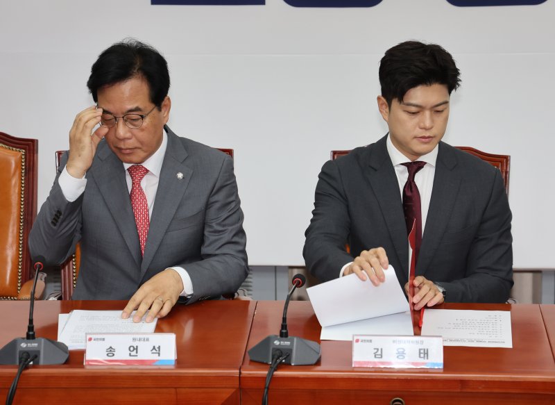 [서울=뉴시스] 김명년 기자 = 김용태(오른쪽) 국민의힘 비상대책위원장과 송언석 원내대표가 19일 오전 서울 여의도 국회에서 열린 '비리백화점 이재명 정부 인사청문회 대책회의'에 참석해 있다. 2025.06.19. kmn@newsis.com