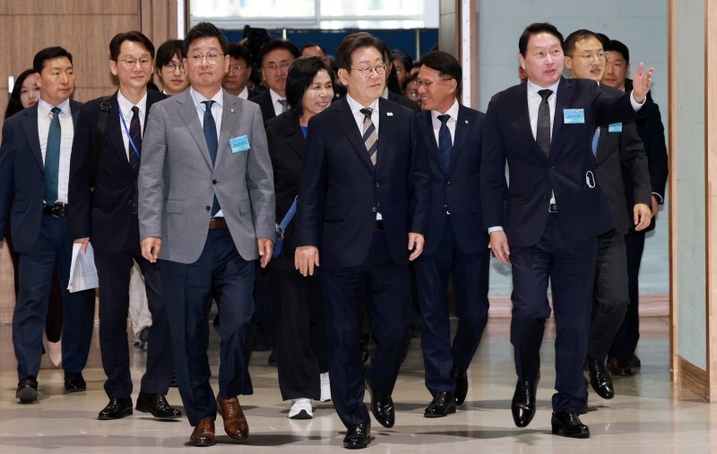 [울산=뉴시스] 고범준 기자 = 이재명 샌즈 카지노 사이트이 20일 울산전시컨벤션센터에서 열린 울산 AI데이터센터 출범식에 입장하고 있다. 2025.06.20. bjko@newsis.com