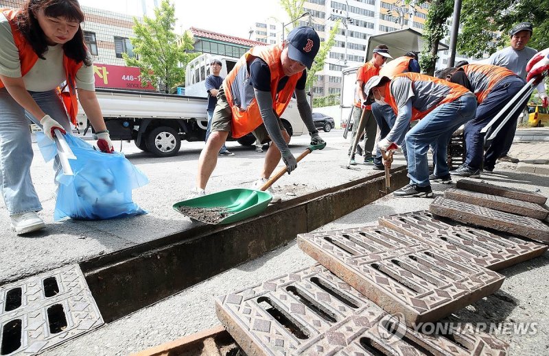 집중호우 대비 빗물받이 청소 (출처=연합뉴스)
