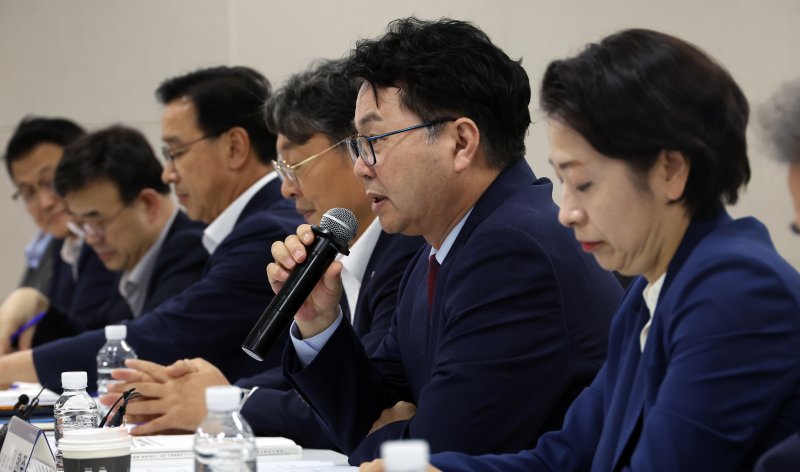 [세종=뉴시스] 강종민 기자 = 이한주 국정기획위원장이 18일 오후 세종시 정부세종컨벤션센터에서 열린 경제2분과 짱구카지노벤처기업부 업무보고에서 발언하고 있다. 2025.06.22. ppkjm@newsis.com