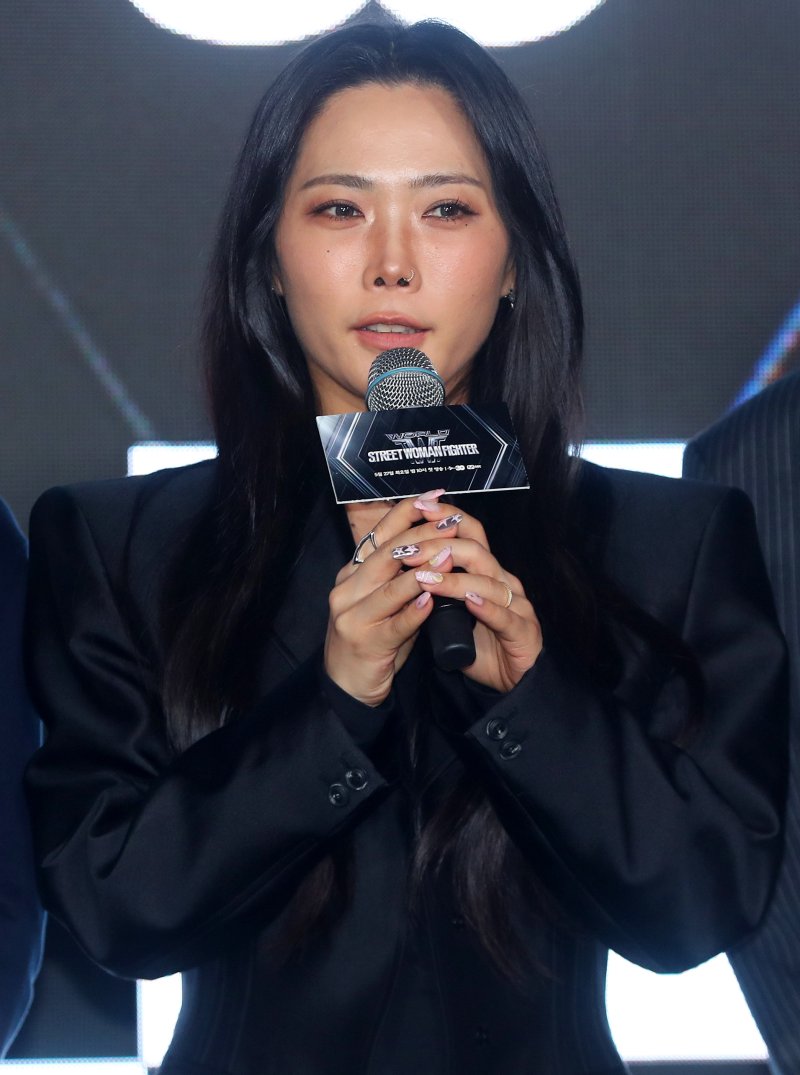 [서울=뉴시스] 김혜진 기자 = 댄서 메이저 바카라사이트 유니88벳가 27일 오전 서울 강남구 에스제이쿤스트할레에서 열린 Mnet '월드 오브 스트릿 우먼 파이터' 제직발표회에서 인사말을 하고 있다. 2025.05.27. jini@newsis.com