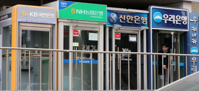 [서울=뉴시스] 김혜진 기자 = 13일 서울 시내의 한 ATM기 앞으로 시민이 이동하고 있다. 2025.01.13. jini@newsis.com