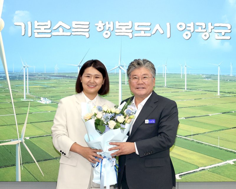 전남 영광출신 더불어민주당 손솔 국회페스타토토(왼쪽)이 18일 영광군청을 방문해 장세일 영광군수와 지역 현안을 논의한 후 기념 촬영을 하고 있다. (사진=영광군 제공) photo@newsis.com *재판매 및 DB 금지