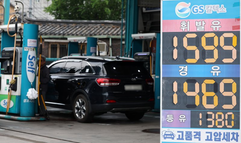 [서울=뉴시스] 홍효식 기자 = 정부가 오는 30일 종료 예정이었던 유류세 인하 조치를 2개월 더 연장하기로 한 16일 서울 시내 한 더블유 토토에 유가 정보가 표시되어 있다. 2025.06.16. yesphoto@newsis.com