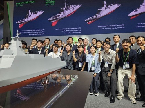 직원들과 기념촬영하는 HD현대중공업 임직원들 (출처=연합뉴스)