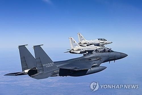 우정 비행하는 한국 공군 F-15K와 필리핀 공군 FA-50PH (출처=연합뉴스)