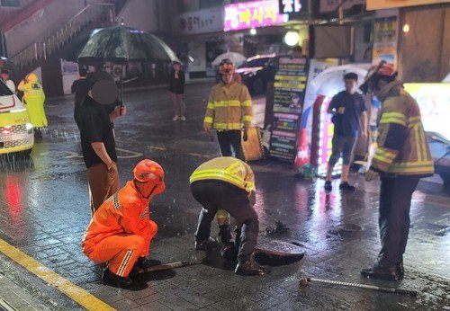 부산 연제구 맨홀 뚜껑 사고 현장 (출처=연합뉴스)