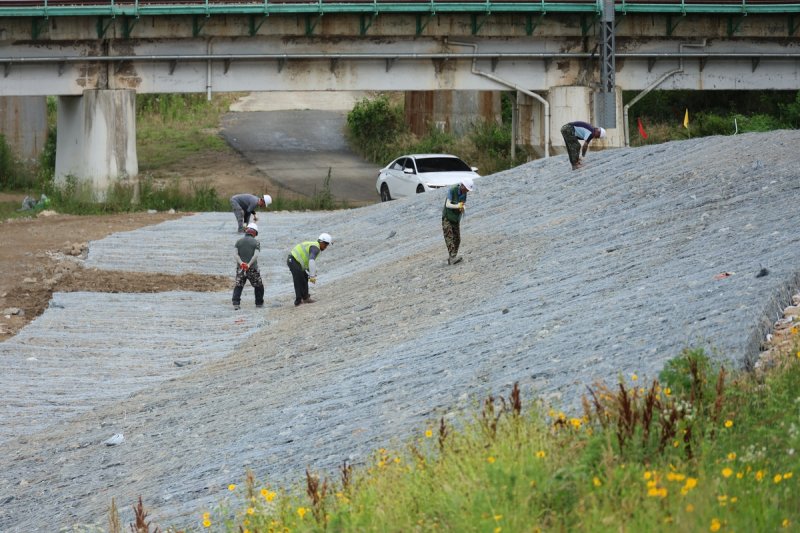대전 갑천 상류 제방 복구 작업 현장 (출처=연합뉴스)