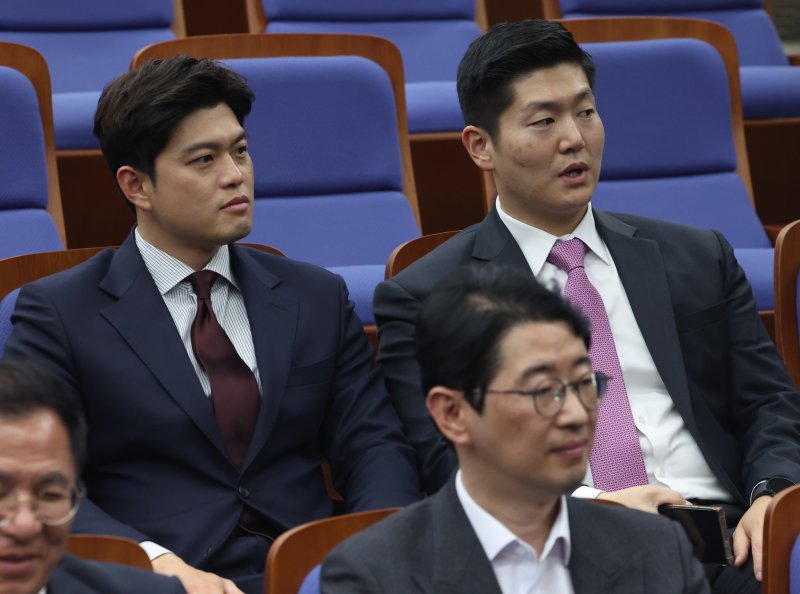 국민의힘 김재섭, 김용태 당선인이 22일 서울 여의도 국회에서 열린 제22대 국회의원 당선자총회에 참석하고 있다. 2024.4.22/돌리고슬롯1 ⓒ News1 ,송원영 기자