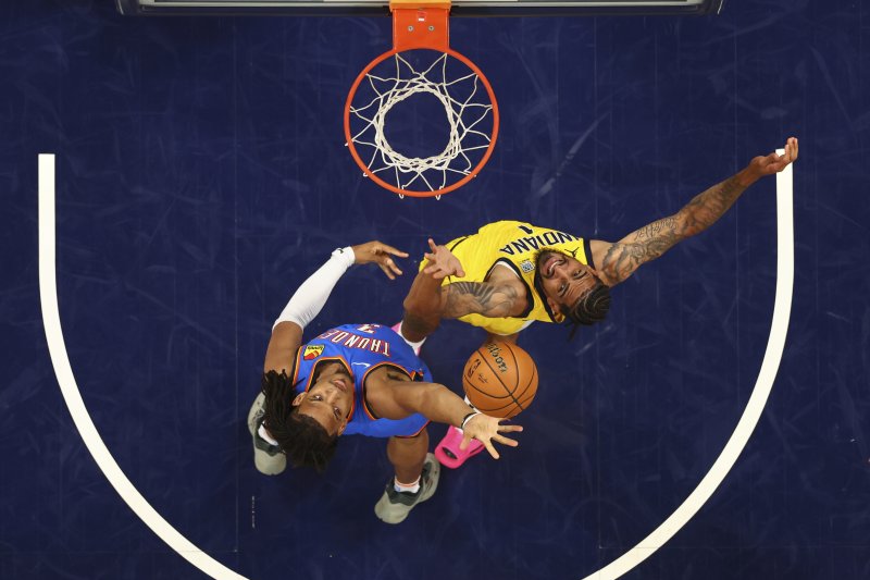 [바카라 룰폴리스=AP/뉴시스] 미국프로농구(NBA) 오클라호마시티 선더의 딜런 존스와 바카라 룰 페이서스의 오비 토핀. 2025.06.19.