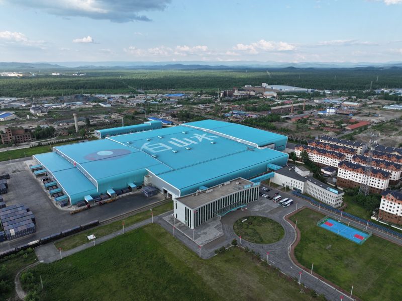 [르포] 백두산 천지 밑 40년간 자연 정수.. 中 농심 백산수 공장 가보니