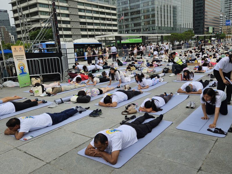 대한인터넷 바카라사이트회가 UN이 국제기념일로 제정한 '세계요가의 날'을 기념해 '2025 UN 세계요가의 날' 행사를 21일 서울 광화문광장에서 열었다. 이날 국내 대표 애슬레저 기업 젝시믹스가 공식 파트너사로 참여했다.ⓒ 뉴스1/김진희 기자.