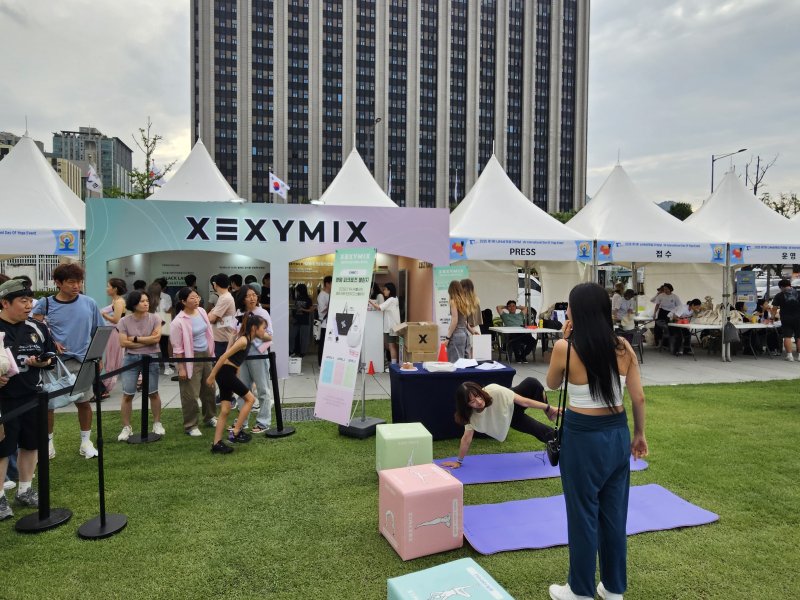 대한인터넷 바카라사이트회가 UN이 국제기념일로 제정한 '세계요가의 날'을 기념해 '2025 UN 세계요가의 날' 행사를 21일 서울 광화문광장에서 열었다. 이날 국내 대표 애슬레저 기업 젝시믹스가 공식 파트너사로 참여했다. 젝시믹스 부스 전경.ⓒ 뉴스1/김진희 기자.