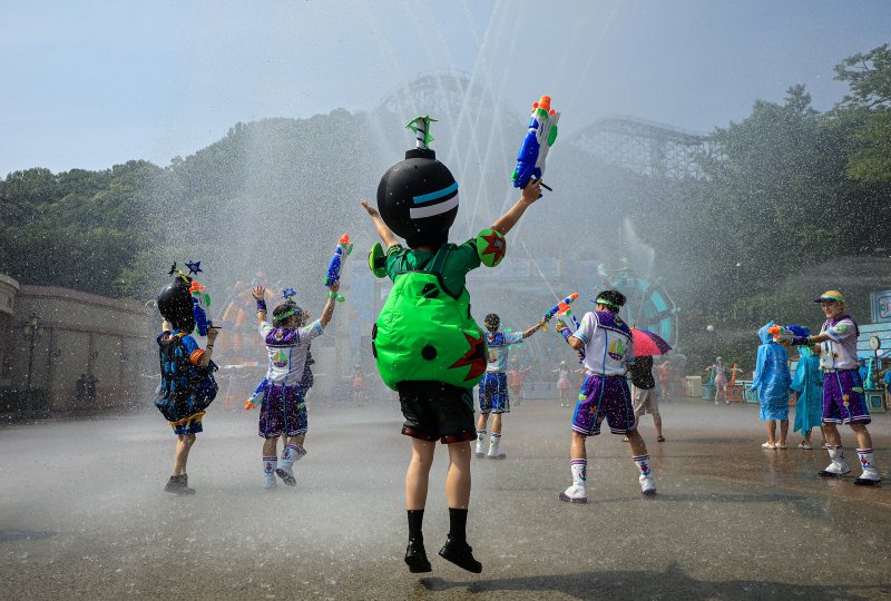 19일 경기 용인시 처인구 에버랜드에서 카니발 광장에서 시원한 물을 테마로 한 여름축제 '워터 페스티벌(Water Festival)' 리허설이 진행되고 있다. 이번 축제는 오는 20일부터 8월 24일까지 두 달여간 열린다. 2025.6.19/뉴스1 ⓒ News1 김진환 기자