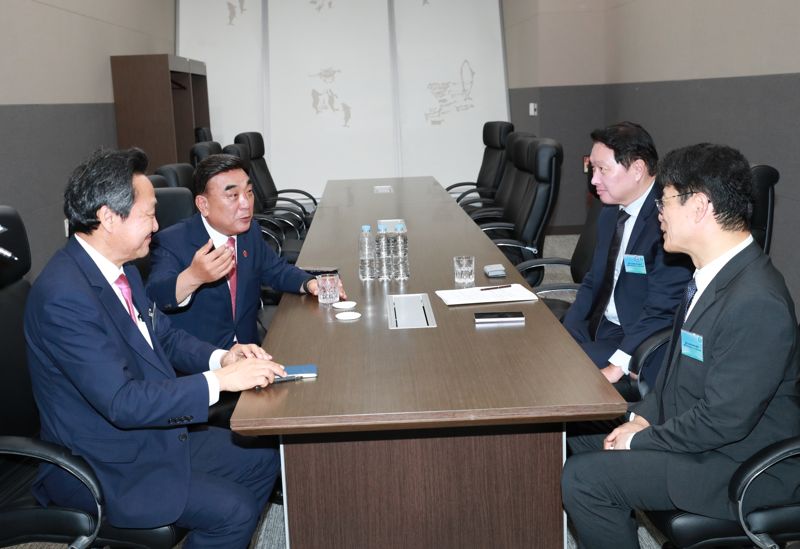 지난 20일 유에코(UECO) 소회의실에서 김두겸 바카라 사이트 추천디시시장이 최태원 SK그룹 회장을 만나 바카라 사이트 추천디시 바카라 사이트 추천디시 데이터 센터 향후 확장 계획 등에 대해 이야기를 나누고 있다. 바카라 사이트 추천디시시 제공