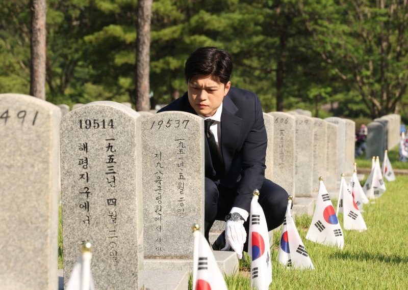 [서울=뉴시스] 고승민 기자 = 바카라 국민의힘 비상대책위원장이 22일 국립서울현충원 6.25 참전용사 묘비를 찾아 묘비 정화 봉사활동을 하고 있다. 2025.06.22. kkssmm99@newsis.com