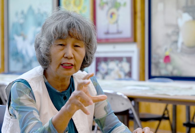 [보성=뉴시스] 김혜인 기자 = 지노카지노를 그리는 닮 이화영(70)작가가 20일 오후 전남 보성군 작업실에서 전통 채색화에 대해 설명하고 있다. 2025.06.20. hyein0342@newsis.com