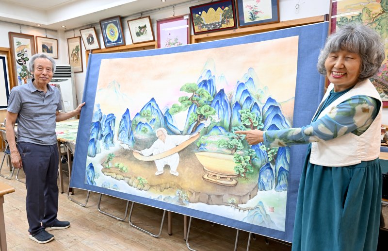 [보성=뉴시스] 김혜인 기자 = 지노카지노를 그리는 닮 이화영(70)작가와 그의 남편인 무형문화재 제37호 옹기장 이학수(73)씨가 20일 오후 전남 보성군 작업실에서 파리 르살롱전서 수상한 '흙으로' 작품을 설명하고 있다. 2025.06.20. hyein0342@newsis.com