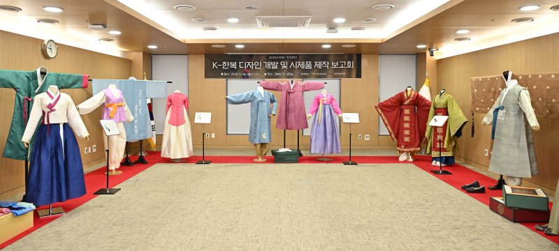 [안동=뉴시스] APEC_정상회의 기간에 자원온라인 블랙잭들이 입을 한복 디자인. (사진=경북도 제공) 2025.02.20. photo@newsis.com *재판매 및 DB 금지