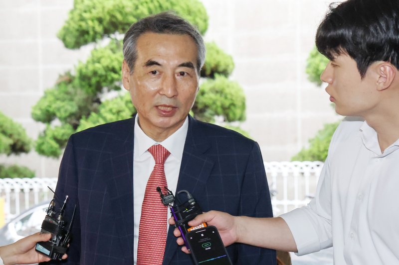 윤석열 전 대통령의 부인 바카라 룰 여사 의혹 관련 사건을 맡은 민중기 특별검사가 20일 오전 서울 서초구 사무실로 출근하고 있다. 2025.6.20/뉴스1 ⓒ News1 민경석 기자