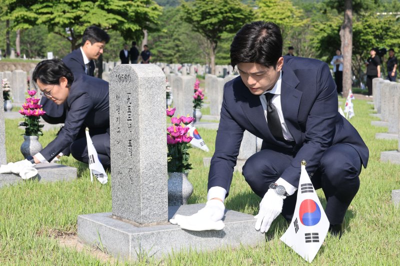 바카라사이트 벳페어 국민의힘 비상대책위원장이 22일 오전 서울 동작구 국립서울현충원을 찾아 6·25 참전용사 묘역정화 봉사활동을 하고 있다. 2025.6.22/바카라사이트 벳페어1 ⓒ News1 이광호 기자