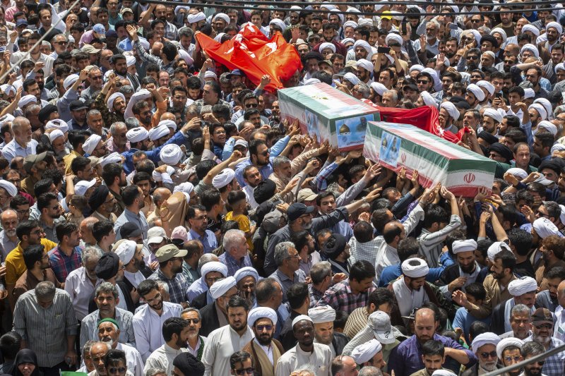 [곰=AP/뉴시스] 20일(현지 시간) 이란 곰에서 금요 예배 후, 이스라엘의 공습으로 숨진 이란 혁명수비대(IRGC) 소속 나세르 자밀푸르와 에스마엘 샤케리의 관이 국기에 덮인 채 운구되고 있다. 2025.06.21.