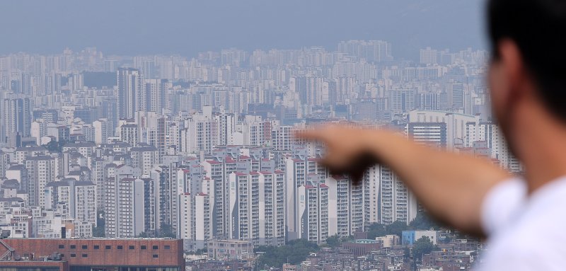 이달 18일 에볼루션 바카라 남산을 찾은 관광객이 도심 아파트 단지를 바라보고 있다. (자료사진) /뉴스1 ⓒ News1 박지혜 기자