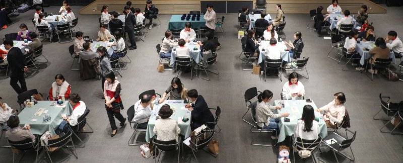 [안동=뉴시스] 지난해 11월 12일 오후 서울 강동구 현대백화점 천호점 문화홀에서 '브리지(Bridge) 게임' 토너먼트 대회 참가자들이 경기를 하고 있다. (사진=현대백화점 제공) *재판매 및 DB 금지
